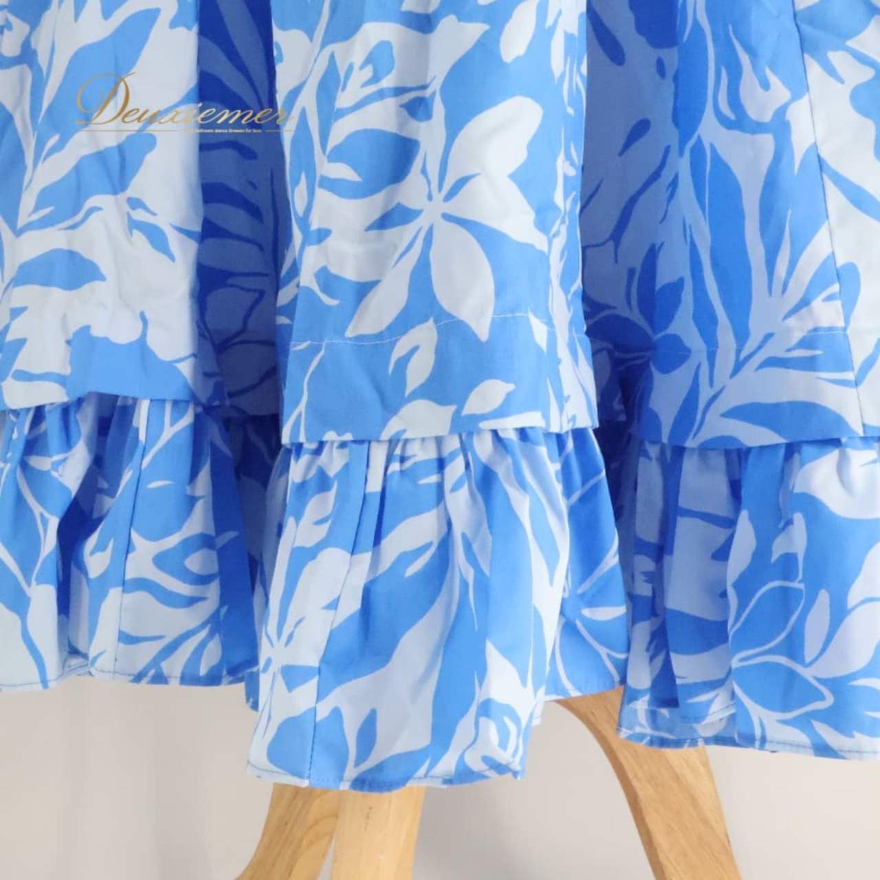 フラダンス 衣装 CC Fashions CCファッション ワンピース ドレス ブルー系 ハワイ製 ワントーン フリル ティアレ柄 かわいい 華やか 鮮やか 明るい 爽やか 青 水色 ハワイアン アロハ ハワイアンプリント フラ ダンス レッスン 練習