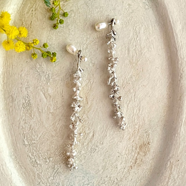 Mimosa ミモザ蕾ロングピアス キャッチ淡水パール（silver）/ YUKIKO MATSUI
