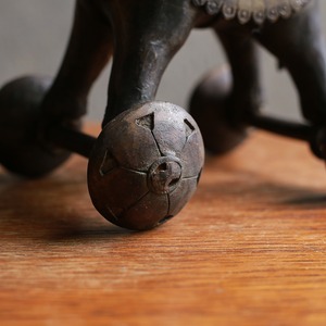 タイヤで走る、ずっしりと力強い馬