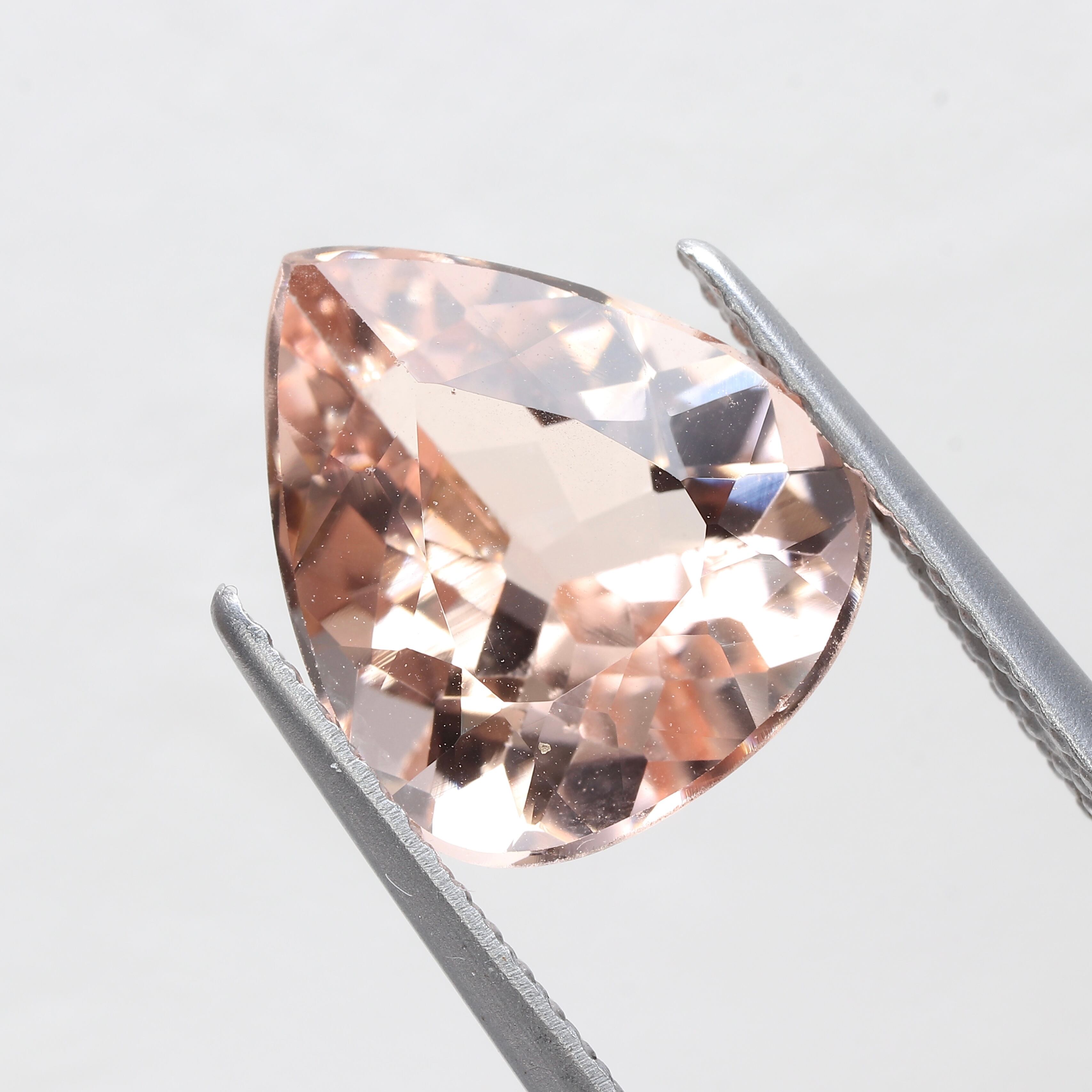 モルガナイト 3.71ct ペアシェイプ | 色石堂