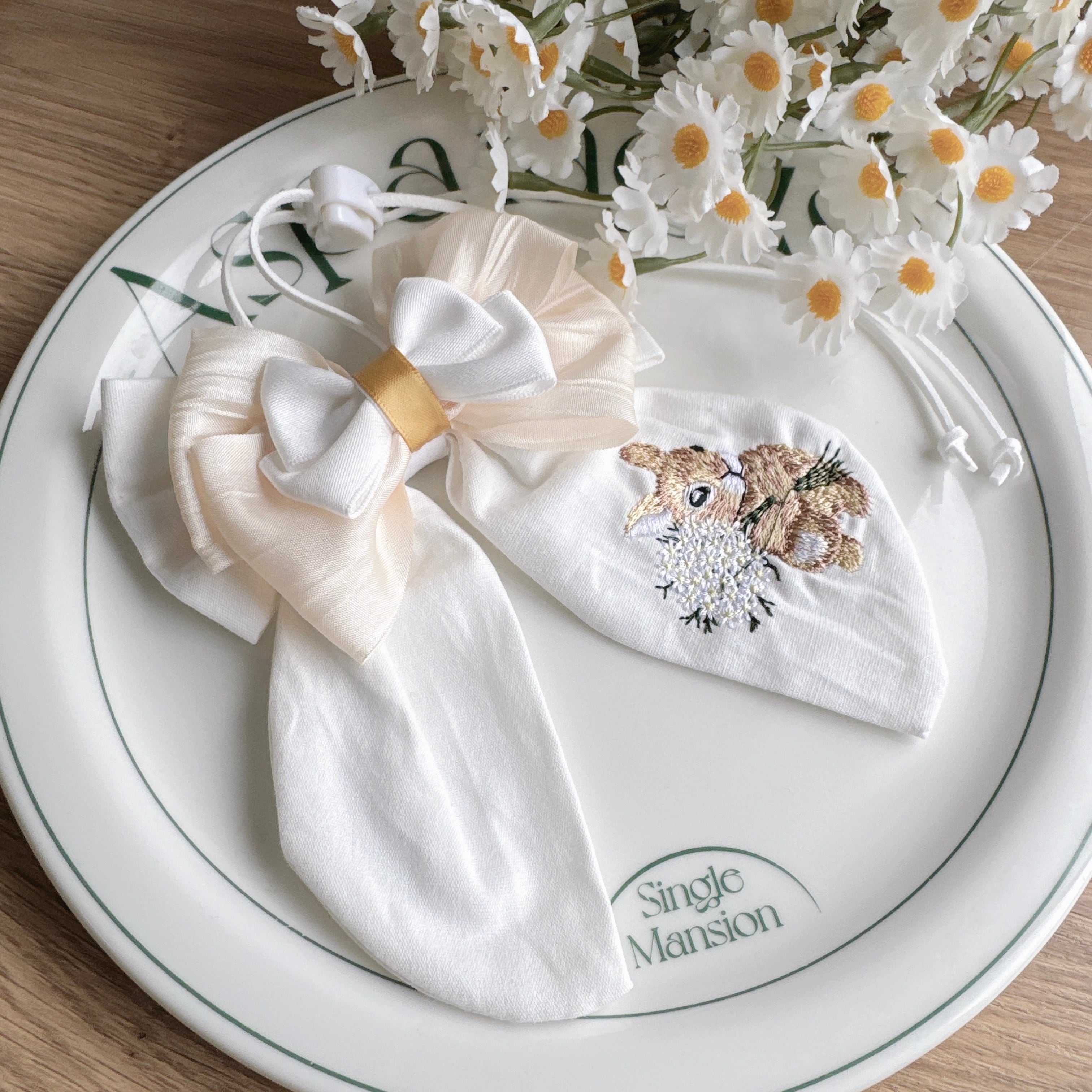 清楚なうさちゃんネックバンド