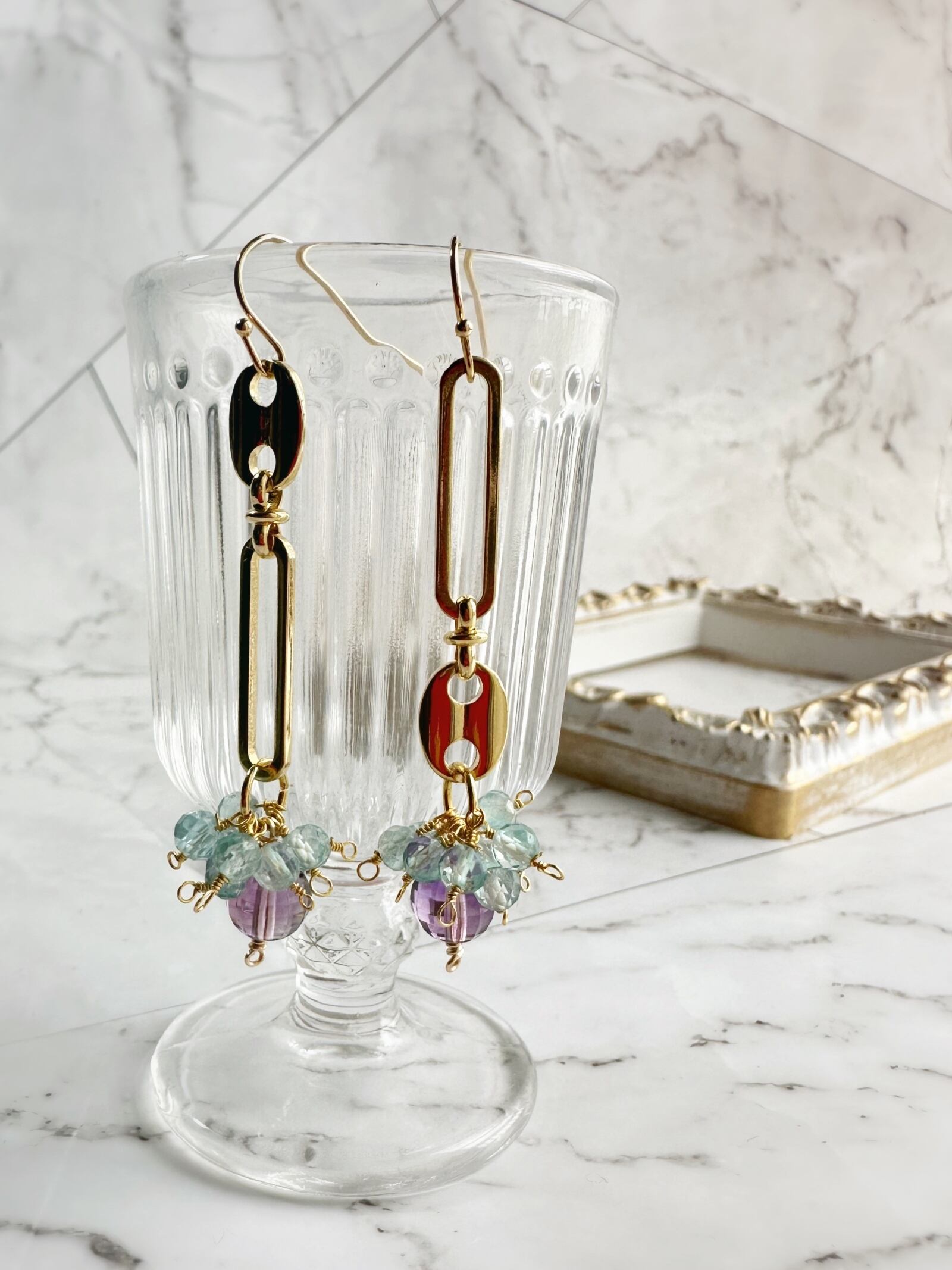 大人かわいい天然石♡ラピスラズリのフラワーカービングチャーム