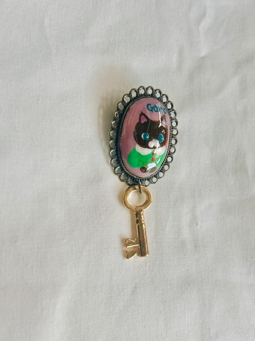 鍵　と　ネコ　ブローチ