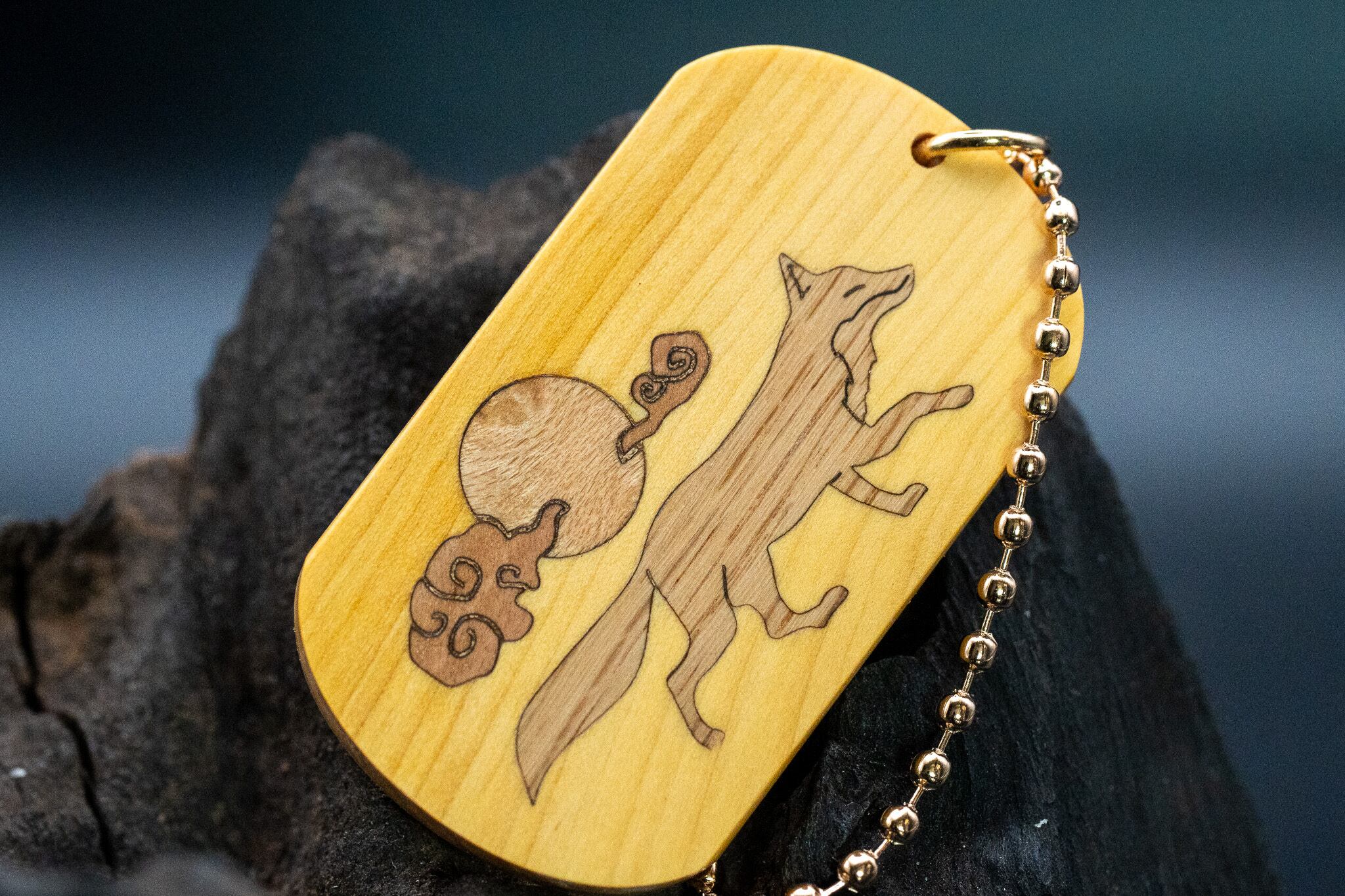 【日本工芸文化の代表格】御蔵島柘植 ドッグタグ 象嵌 十五夜きつね