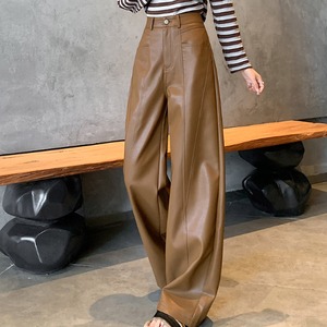 【送料無料】 ワイドパンツ 2色 レザー フレア Aライン ロング ポケット 裏起毛 厚手生地 防寒 あったか 暖かい 30代 40代 レディース 女性用 ママ デート お出かけ 女子会 お呼ばれ 休日 お茶会 授業参観 着回し 普段使い ファッション コーデ スタイル 楽ちん 体型カバー デイリーユース オーバーシルエット 垢抜け 動きやすい ブラック ブラウン くすみカラー 大人カラー ベイクドカラー モノトーン 秋カラー ニュアンスカラー