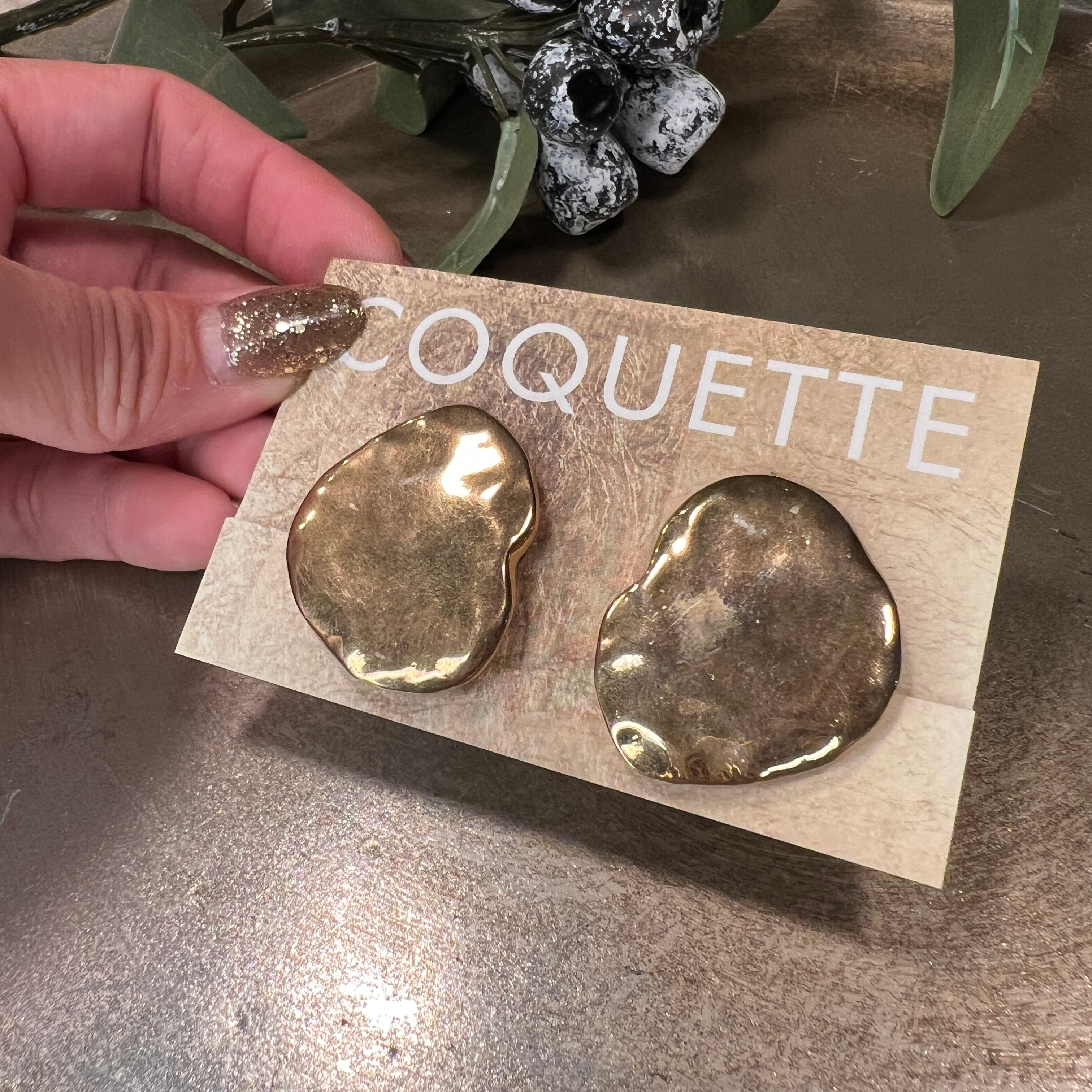 イヤリング 大ぶりボタンのくすみゴールド | COQUETTE