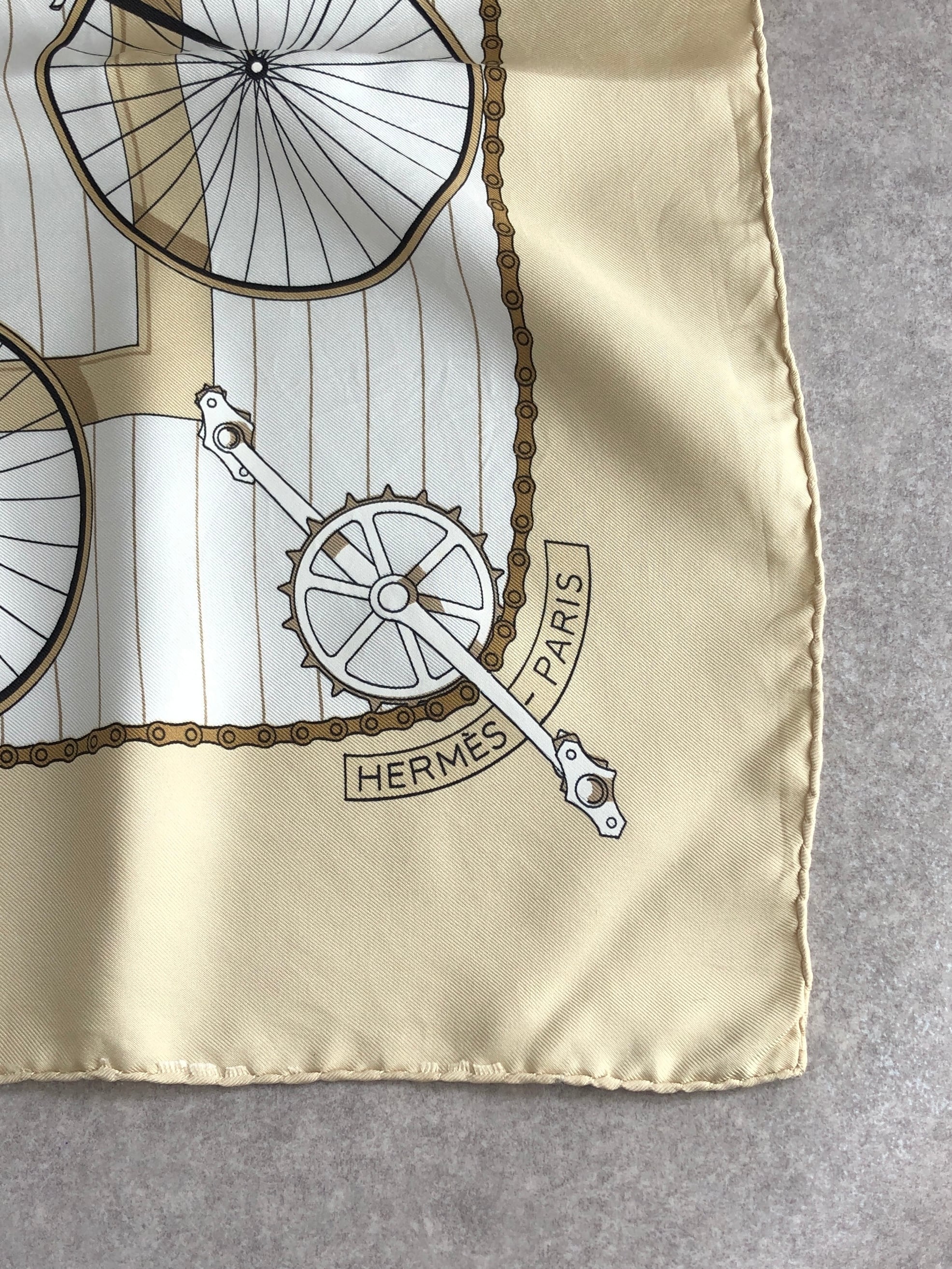 未使用　HERMES カレ90 LES BECANES HERMES エルメス カレ90 スカーフ ベージュ シルク LES BECANES