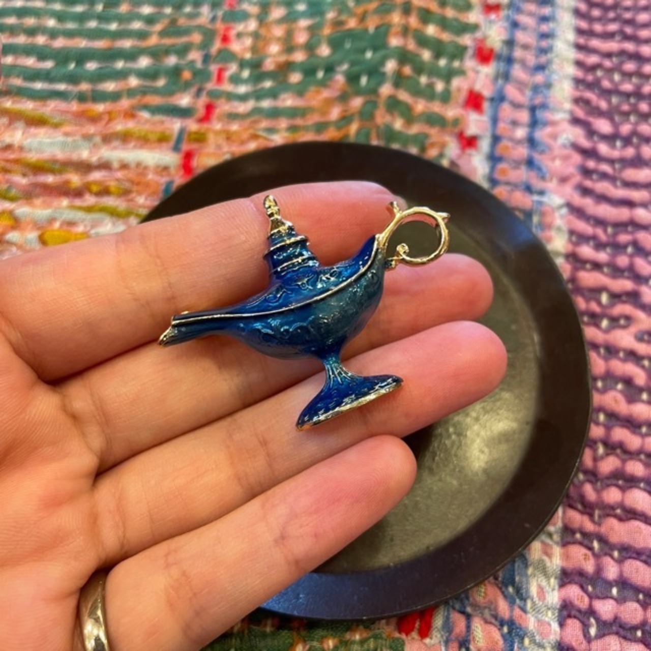 TOPANGA Jewelry Bijou art brooch Magic Lamp Blue / ビジューアートブローチ 魔法のランプ ブルー プレゼント プチギフト ジャケット 帽子 バッグ ニット キラキラ アクセサリー かわいい ファッション小物