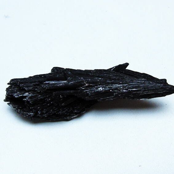 ブラック カイヤナイト 原石 一点物 171-7589