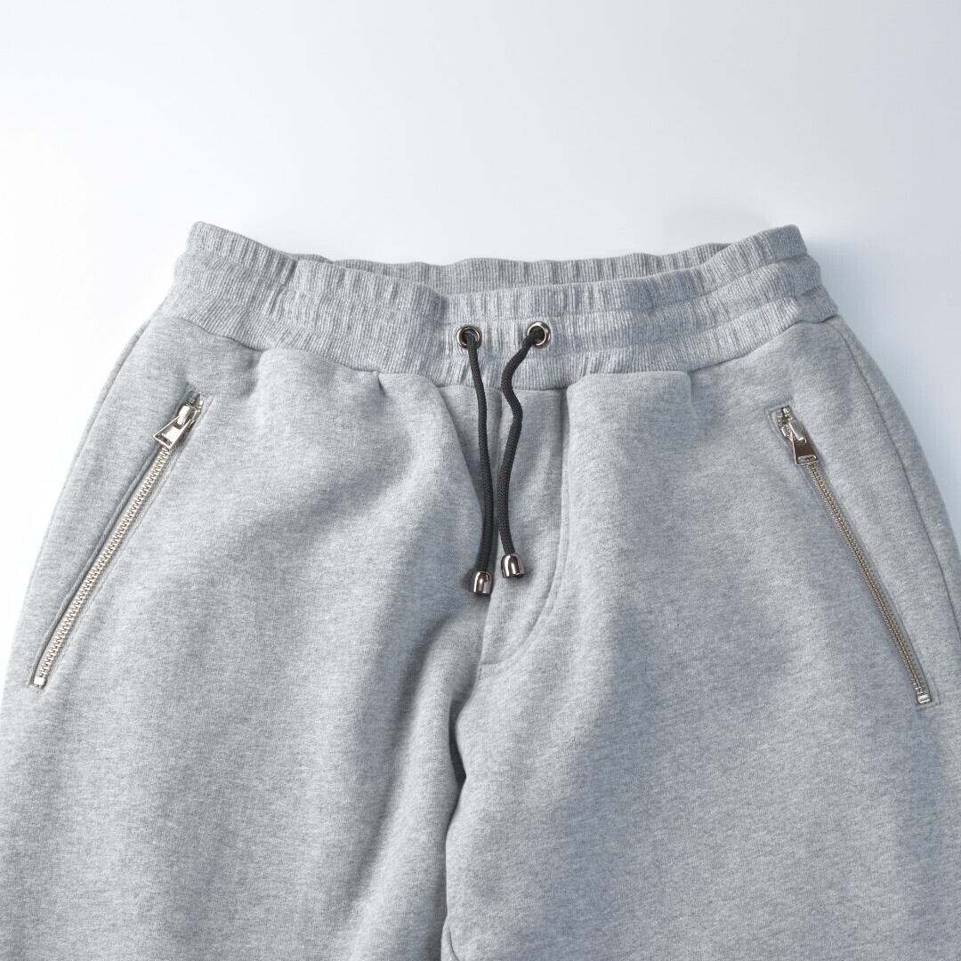 ARBRE アルブル 裏起毛スウェットジョガーパンツ・杢グレイ【メンズ】スッキリとしたブルゾンやニットのボトムに合わせて着てください。