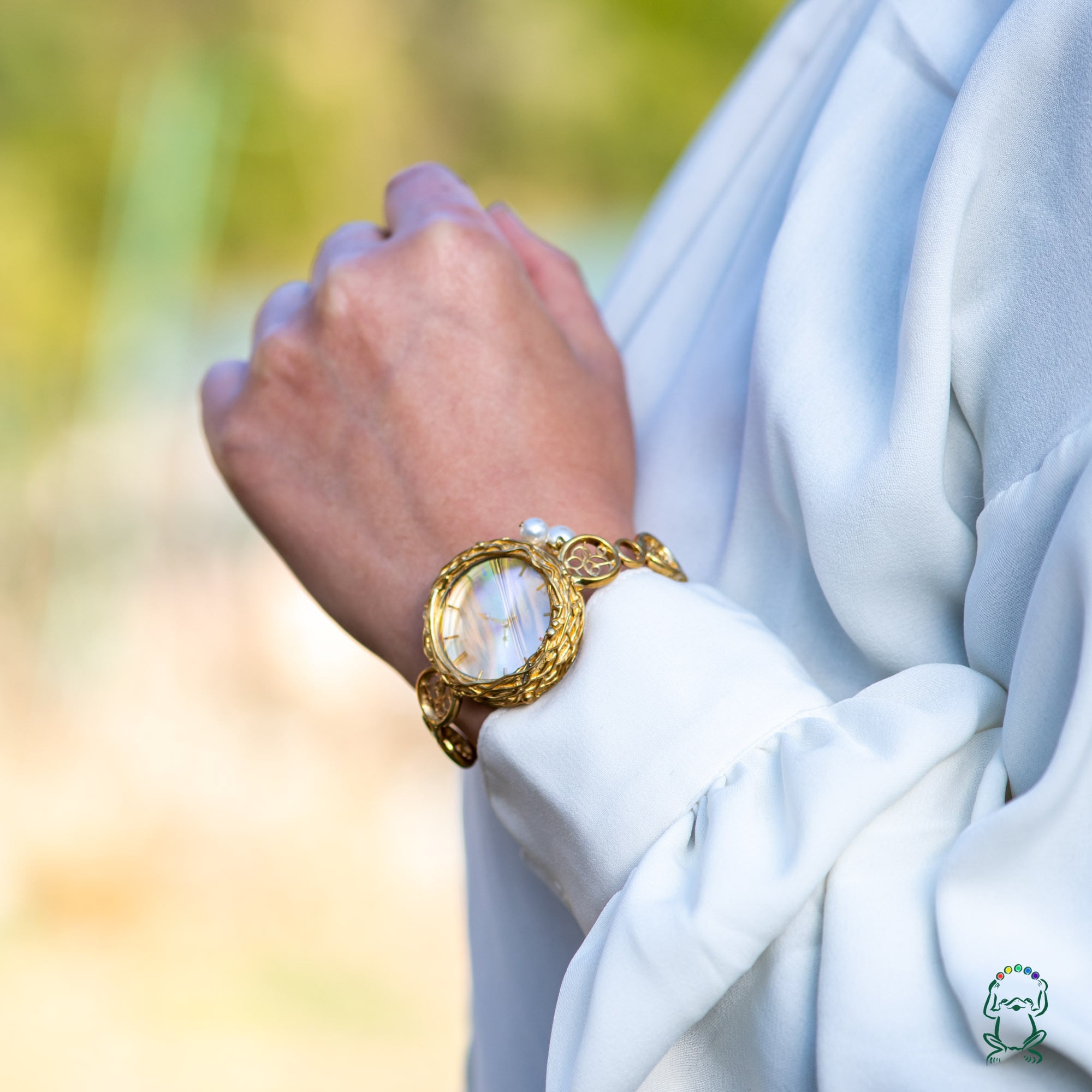 オーロラとパールのバングル型腕時計M | カエルの時計屋さん