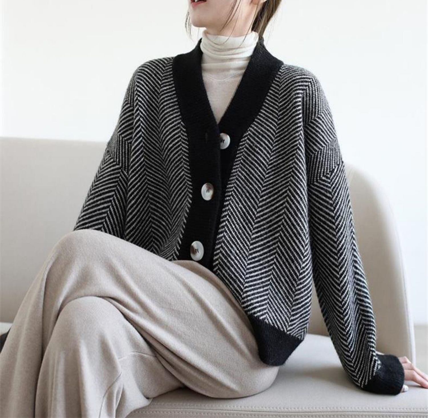 トップス レディース カーディガン 長袖 Vネック ストレート ワイド 切り替え かわいい 大人可愛い きれいめ シンプル カジュアル 上品 エレガント シック おしゃれ 綺麗 モード系 おとな ナチュラル こなれ感 ラフ ガーリー ルーズ 個性的 レトロ モダン 抜け感 ストライプ OL 通勤 学生 通学 デート お出かけ 女子会 休日 M L XL 2XL ベージュ ブラック 春 秋 冬 10代 20代 30代 40代 韓国 韓国系 着回し 普段使い 体型カバー ファッション コーデ モテ 送料無料