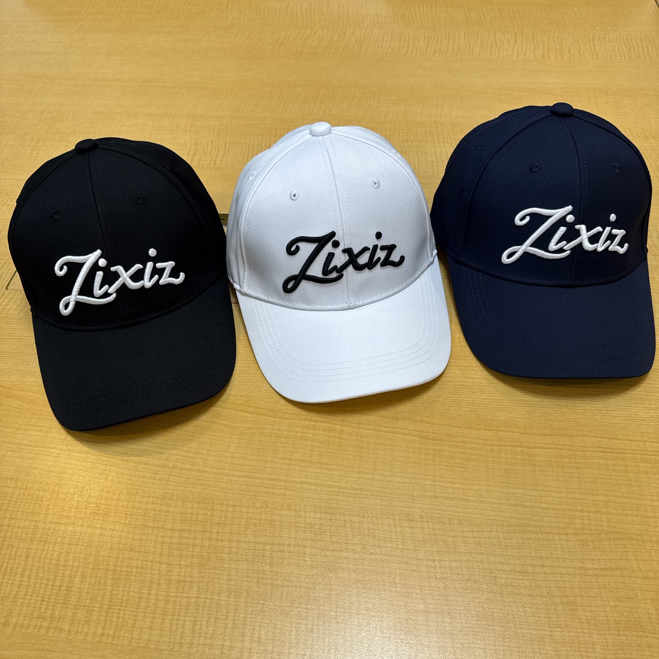 新型刺繍ZIXIZのキャップ3色展開、新型刺繍(ブラック・ホワイト・ネイビー)品番:25CA003