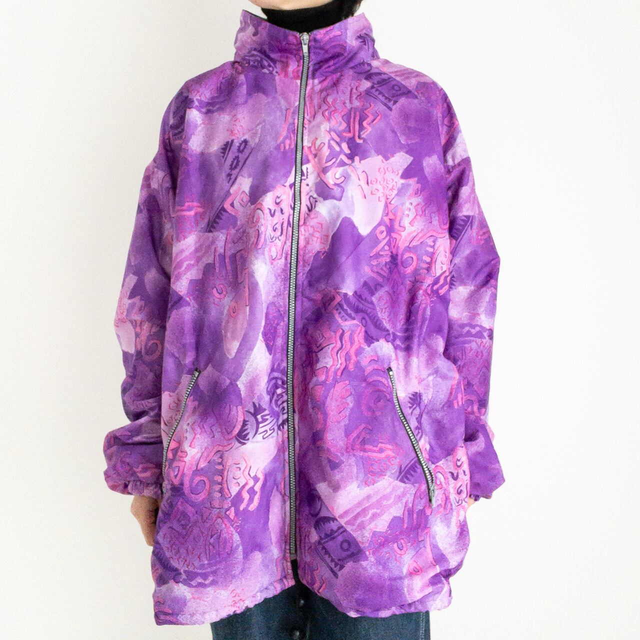 ピンクと紫がかわいい冬のジャケット 空と服と