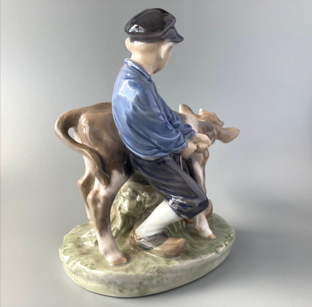 ロイヤルコペンハーゲン フィギュリン 「Boy with calf」牛飼いの少年 クリスチャン・トムセン造形 置物 陶人形 デンマーク |  【西洋美術専門店】Gallery Elbe ギャラリーエルベ