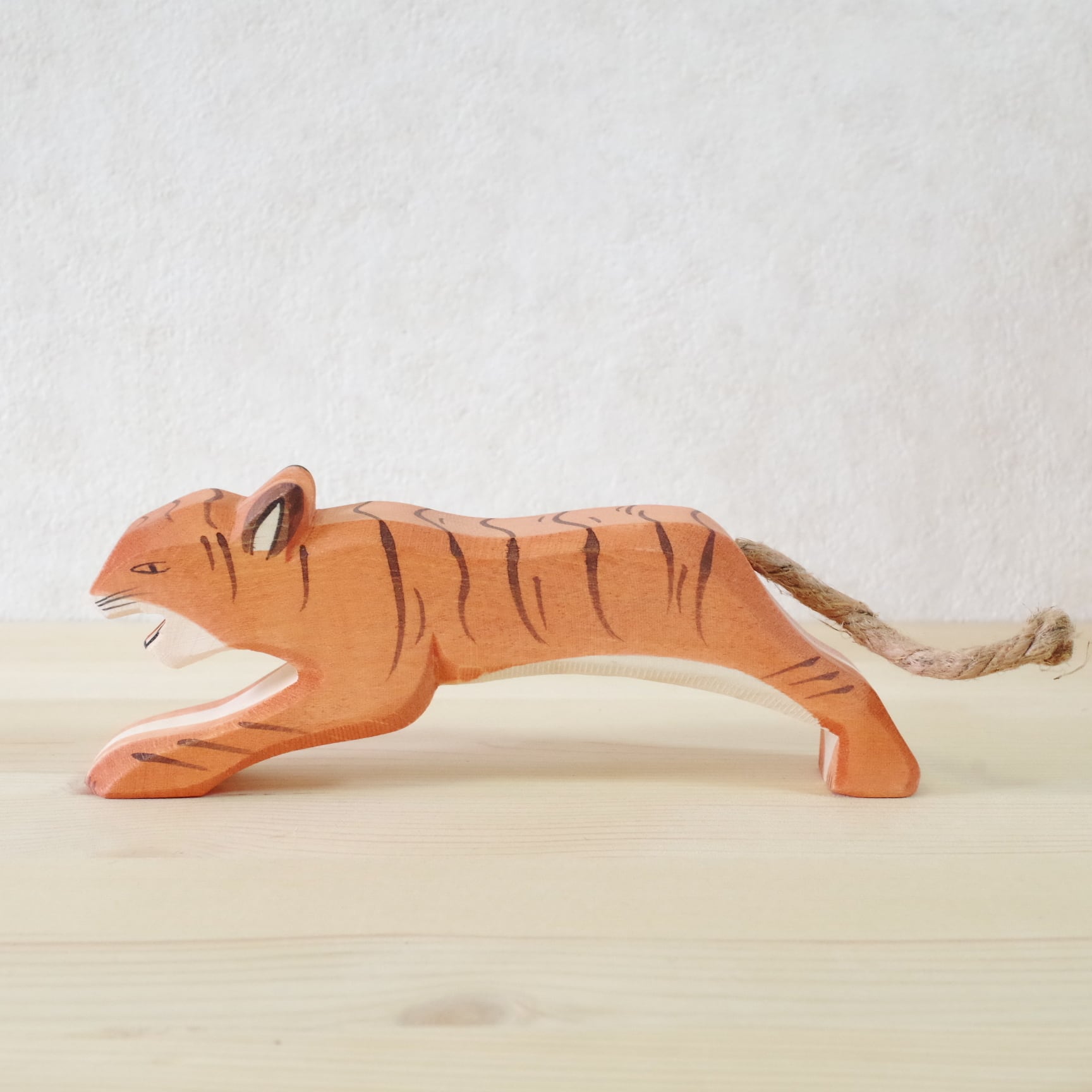 オストハイマー 20101 ジャンプしているトラ | 木のおもちゃ専門