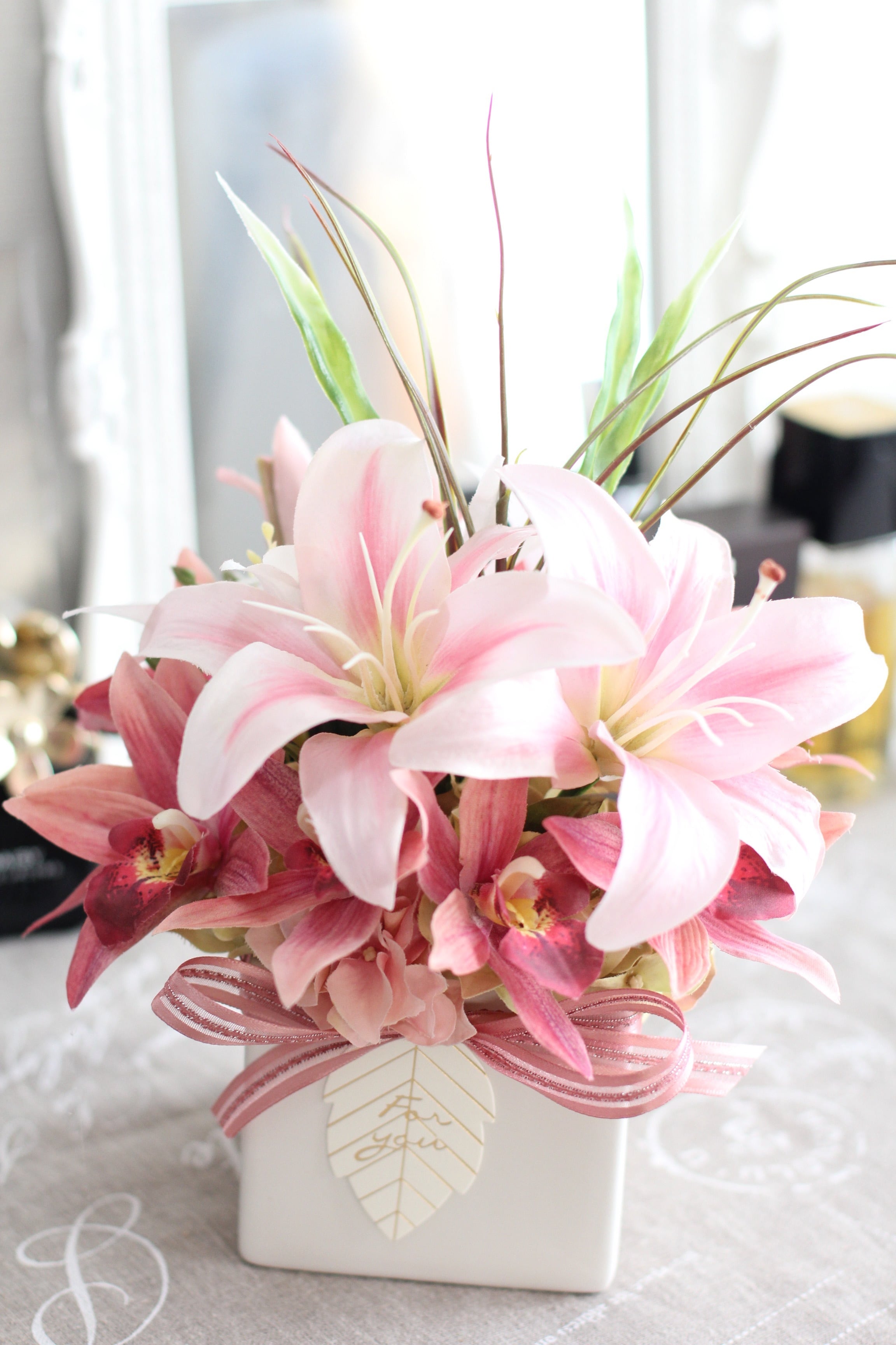 造花アレンジメント ピンクと白 梅 枝ものを使ったアレンジメント