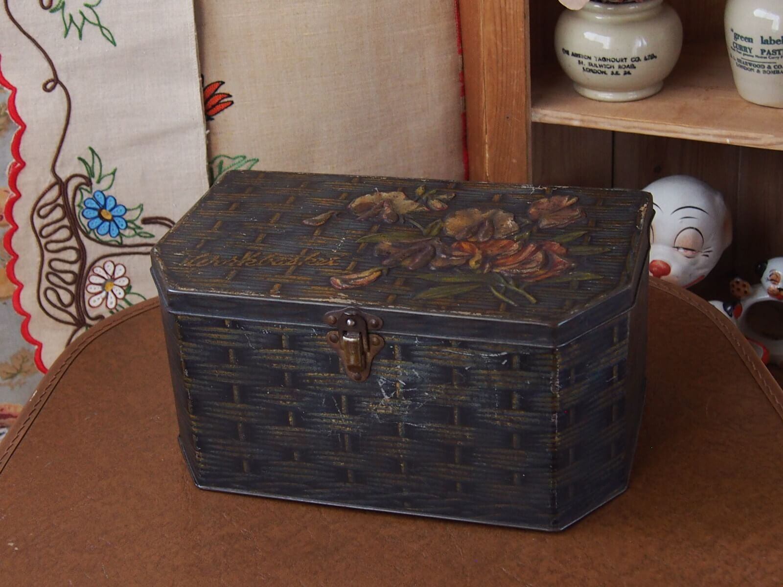 ヴィンテージ・トフィー缶バスケット イギリスアンティーク トフィー缶 Workbasket Tin | Bonny Bee