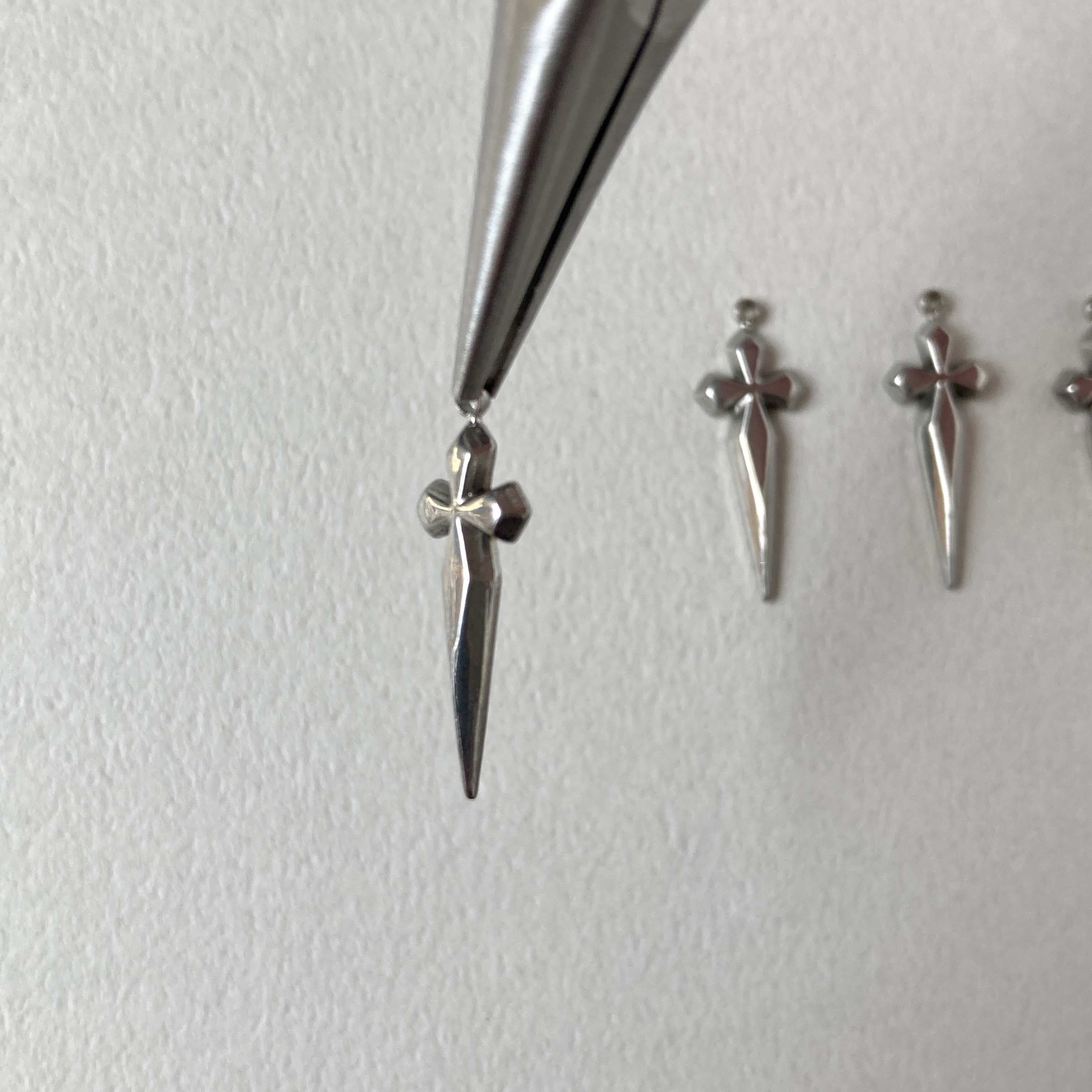 ソードモチーフのクロス ステンレスチャーム | Dua-アクセサリーパーツ