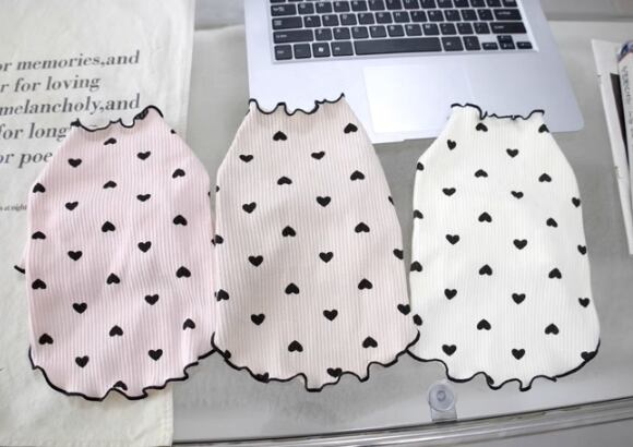 ドッグ 犬 小型犬 ドッグウェア 室内着 シャツ ベスト スリム 細身 ストレート フリル 襟付き 袖付き 長袖 ハート かわいい きれいめ シンプル 上品 おしゃれ レトロ ルーズ 個性的 クール エレガント モダン ラブリー ゴシック フェアリー 都会的 ベーシック プレッピー フレンチ シック ハート柄 柄 春 秋 春服 秋服 女の子 成犬 デート お出かけ お泊まり 公園 休日 庭 ガーデン ウォーキング 室内 おうち 楽ちん 普段使い 清楚 流行