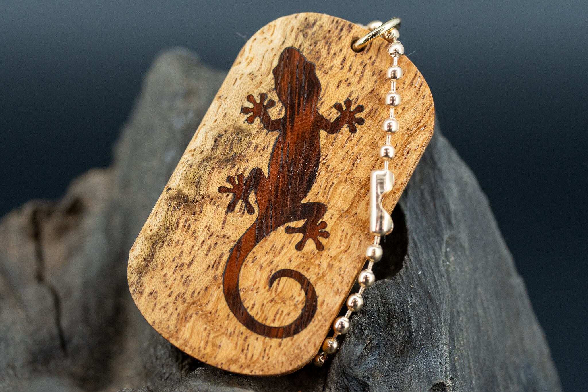 【杢の芸術】アフゼリア ドッグタグ 象嵌 木登りトカゲ