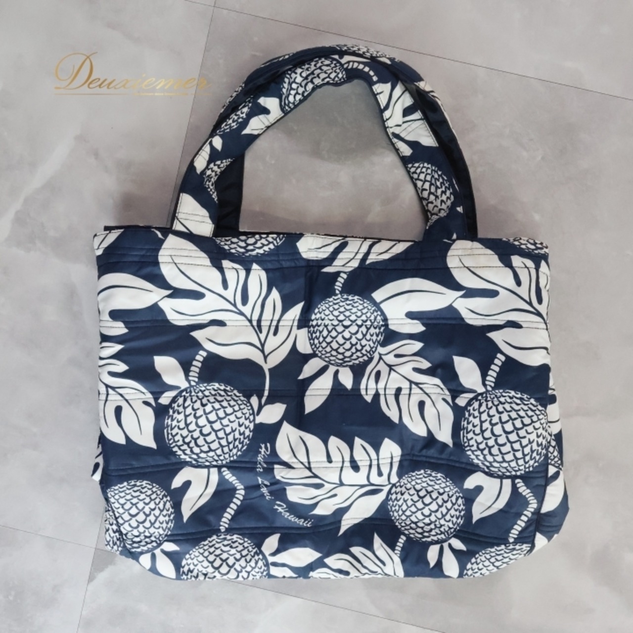 フラダンス 小物 バッグ ネイビー系 フララニ フラ ダンス トートバッグ 中綿 大き目 ホワイト系 紺 白 綿入り ハワイアン アロハ Hula Lani ハワイアンプリント フラバッグ トート 大きめバッグ レジャー バッグ ハワイ柄 軽量 おしゃれ 日常使い 旅行用 ショッピングバッグ カジュアル 収納力 折りたたみ かわいいデザイン
