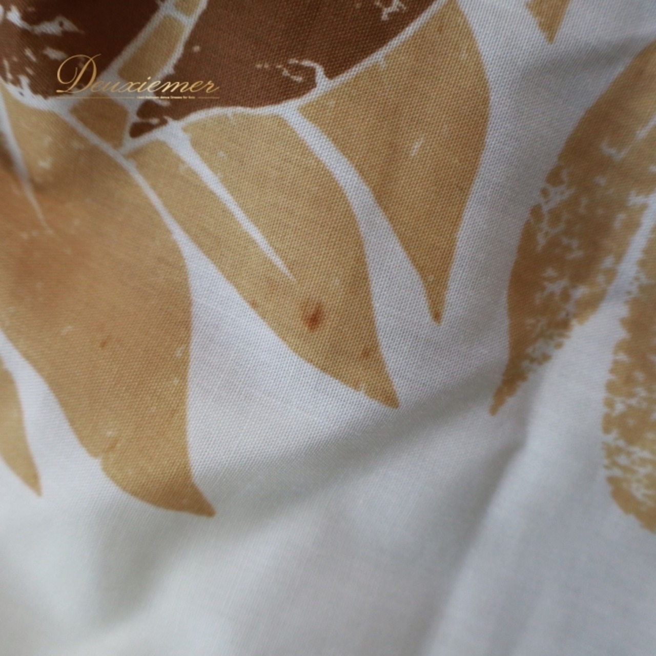 フラダンス 衣装 パウスカート ホワイト系 ハワイアンプリント カヒコ柄 グランジ加工 ハワイアン アロハ フラ ダンス レッスン 練習 ブラウン系 白 茶 華やか おしゃれ かわいい 大人っぽい シングル スカート フレア 軽やか おしゃれな カヒコ柄