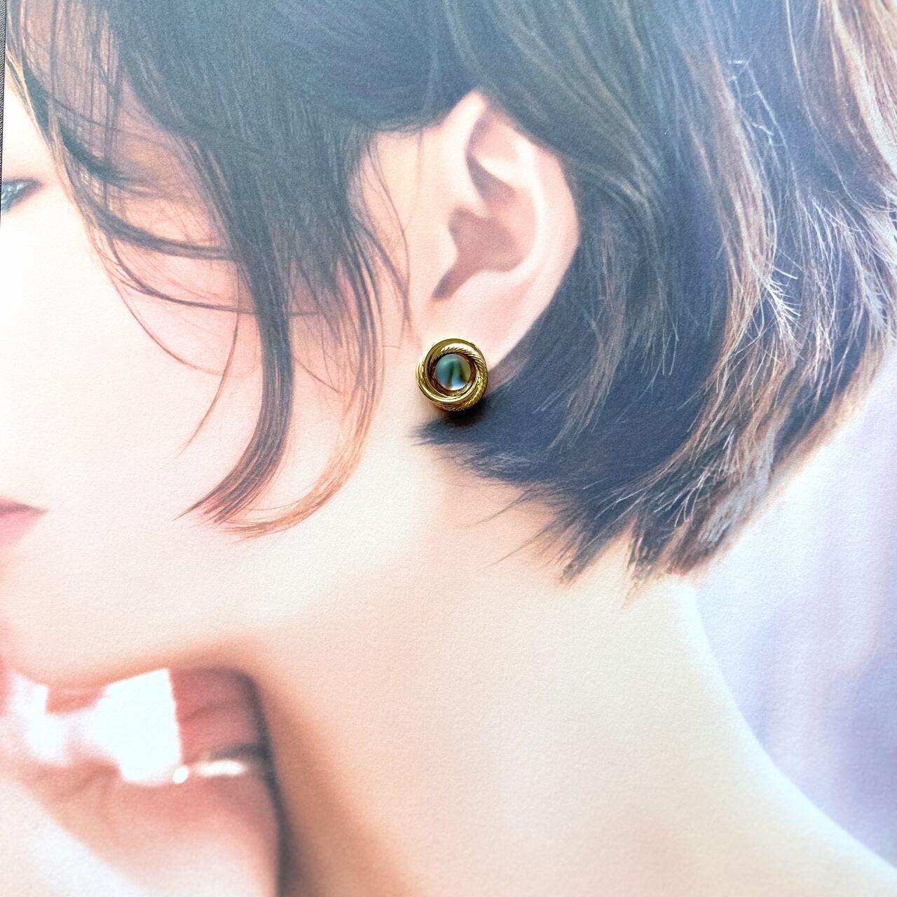 ぷしゅ❇️❣️ アバロンカラーマザーオブパール水晶カービングネジバネイヤリング 虹色の煌めき》アバロンシェル ゴールドフレームアクセサリー