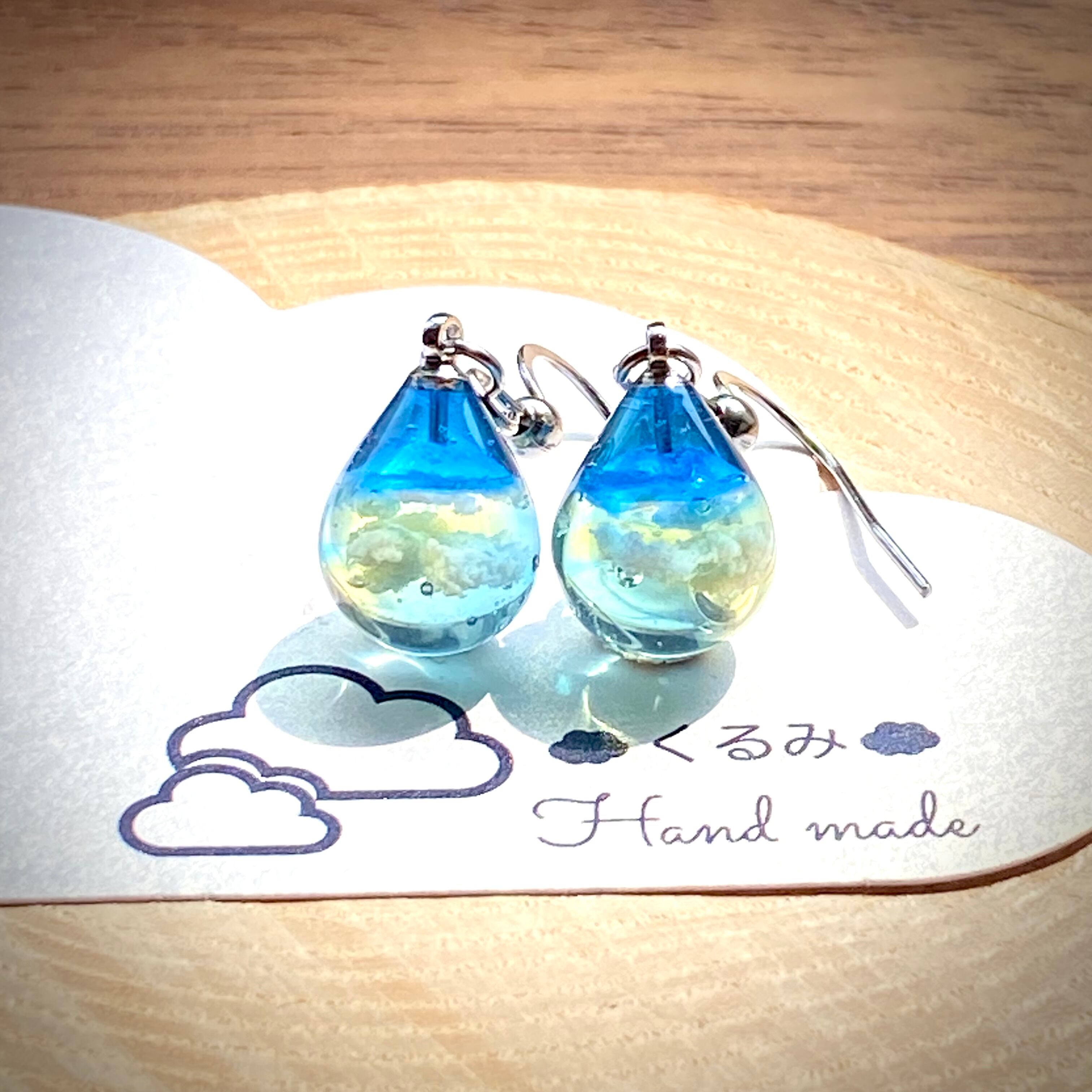 レジンピアス イヤリング 青空 しずく型 小さめ 12×9mm