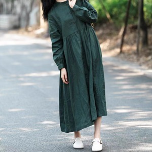 【送料無料】 ロングワンピ マキシ 大きい ゆったり 長袖 クルーネック Aライン フレア ボタン フリル 薄手生地 通気性 可愛い シンプル カジュアル おしゃれ 無地 秋 レディース 女性用 ママ 30代 40代 デート お出かけ 休日 お茶会 授業参観 普段使い ファッション コーデ スタイル 楽ちん 体型カバー 美脚 脚長 定番 グリーン くすみカラー 秋カラー ニュアンスカラー