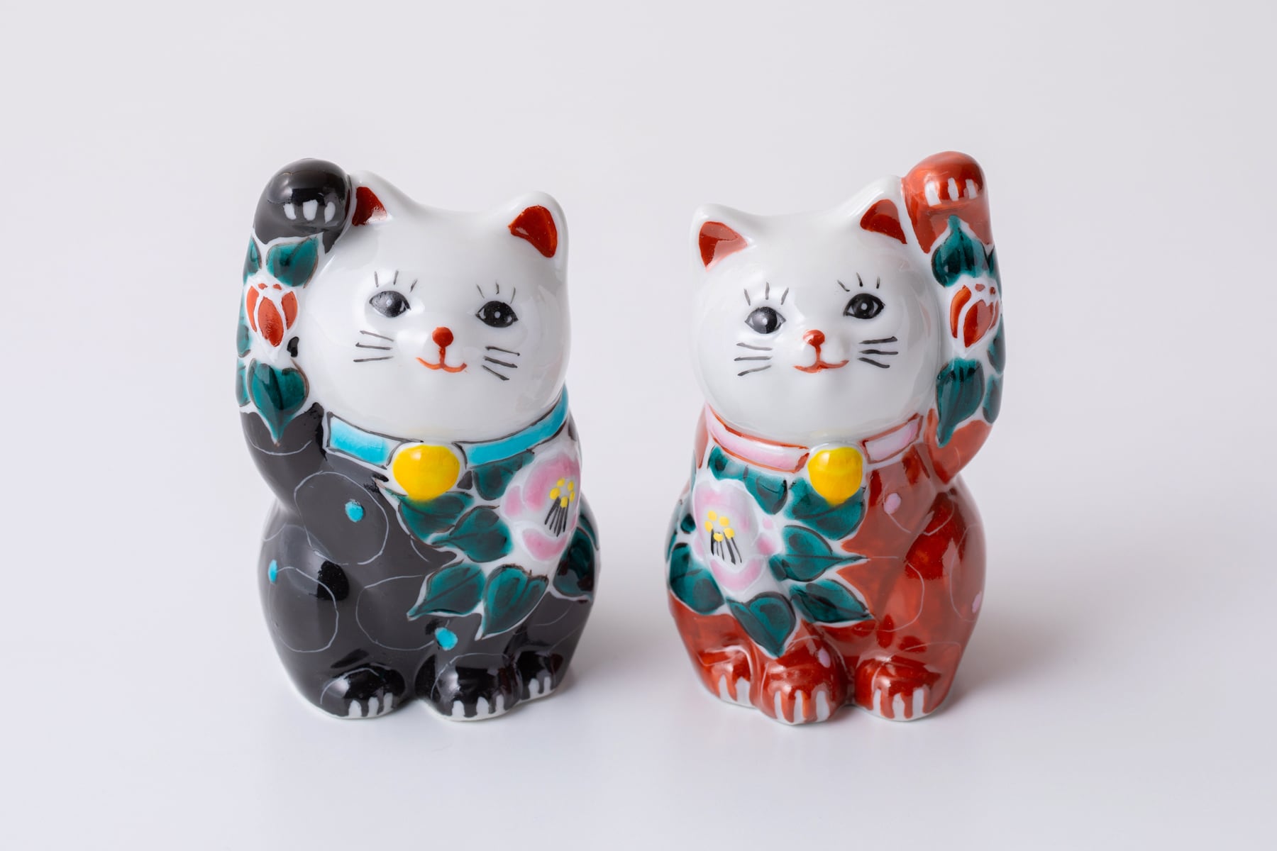 招き猫（右） 色絵無双椿 黒 | 虚空蔵窯｜石川県能美市の九谷焼の窯元