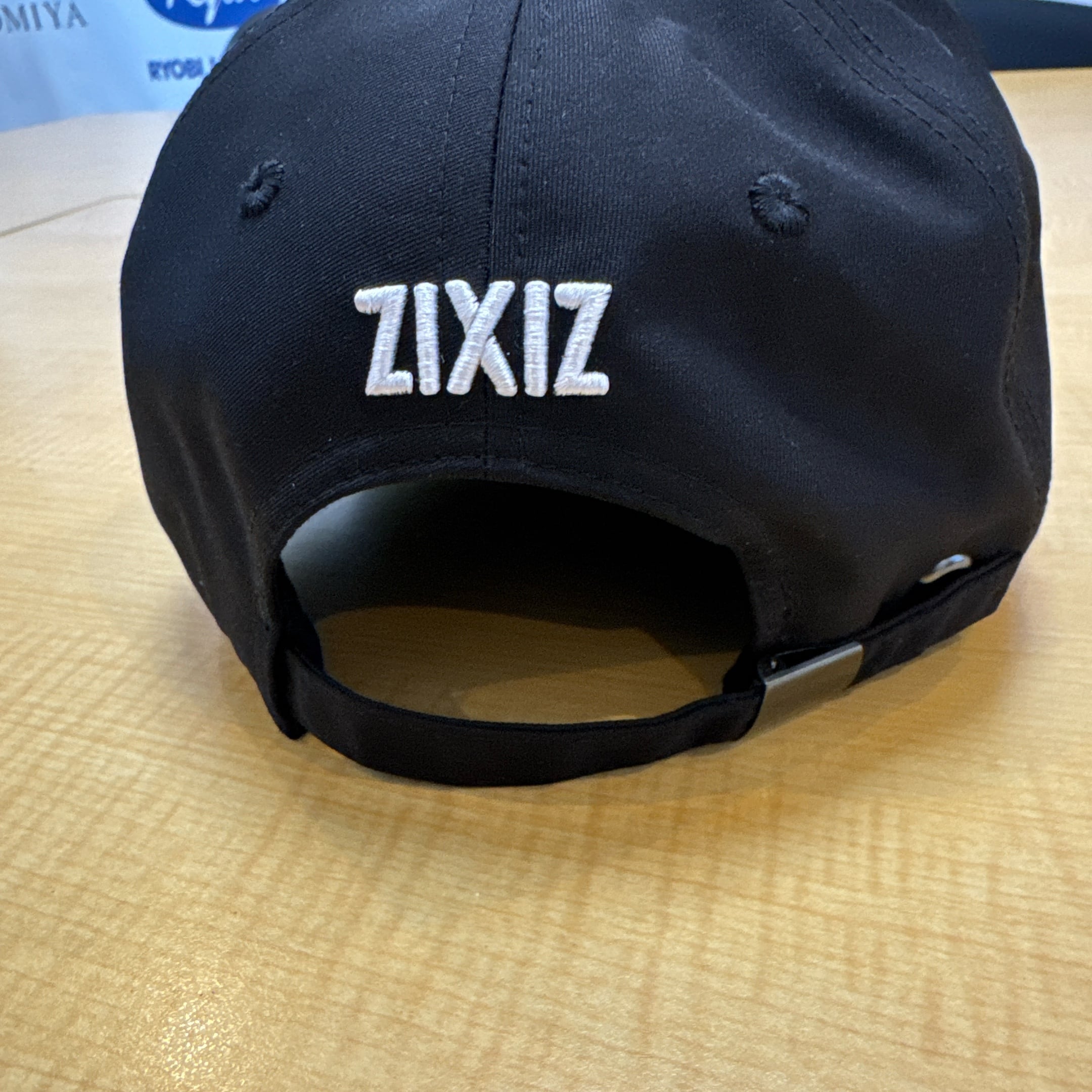 新型刺繍ZIXIZのキャップ3色展開、新型刺繍（ブラック・ホワイト