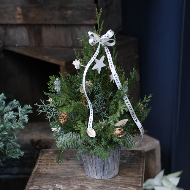 クリスマス　白いミニクリスマスツリーアレンジメント　