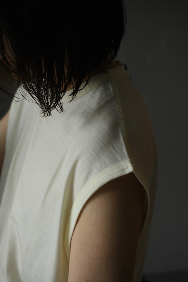 Ex washable wool no sleeve crew neck