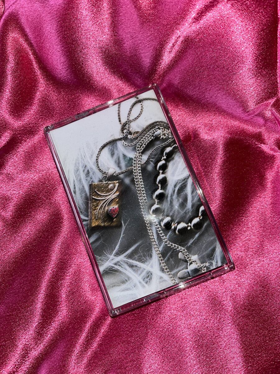 HUSSY / Blew(40 Ltd Cassette)