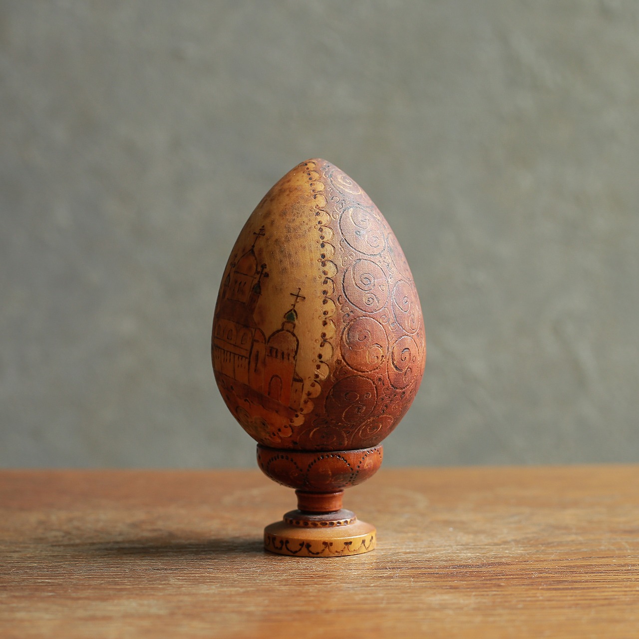 ロシアの街が描かれた、卵型のオブジェ