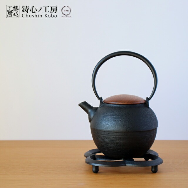 鋳心ノ工房 ティポット ヒキメ S / 木蓋【 日本製 山形 鋳物 増田尚紀 伝統美 伝統工芸 急須 1～2人用 0.6L 贈り物 】