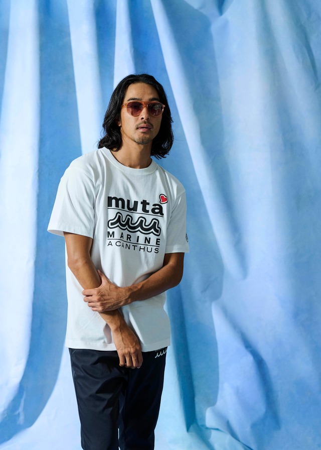 【予約販売4月下旬～5月中旬入荷】muta MARINE × ACANTHUS Wネームロゴ Tee