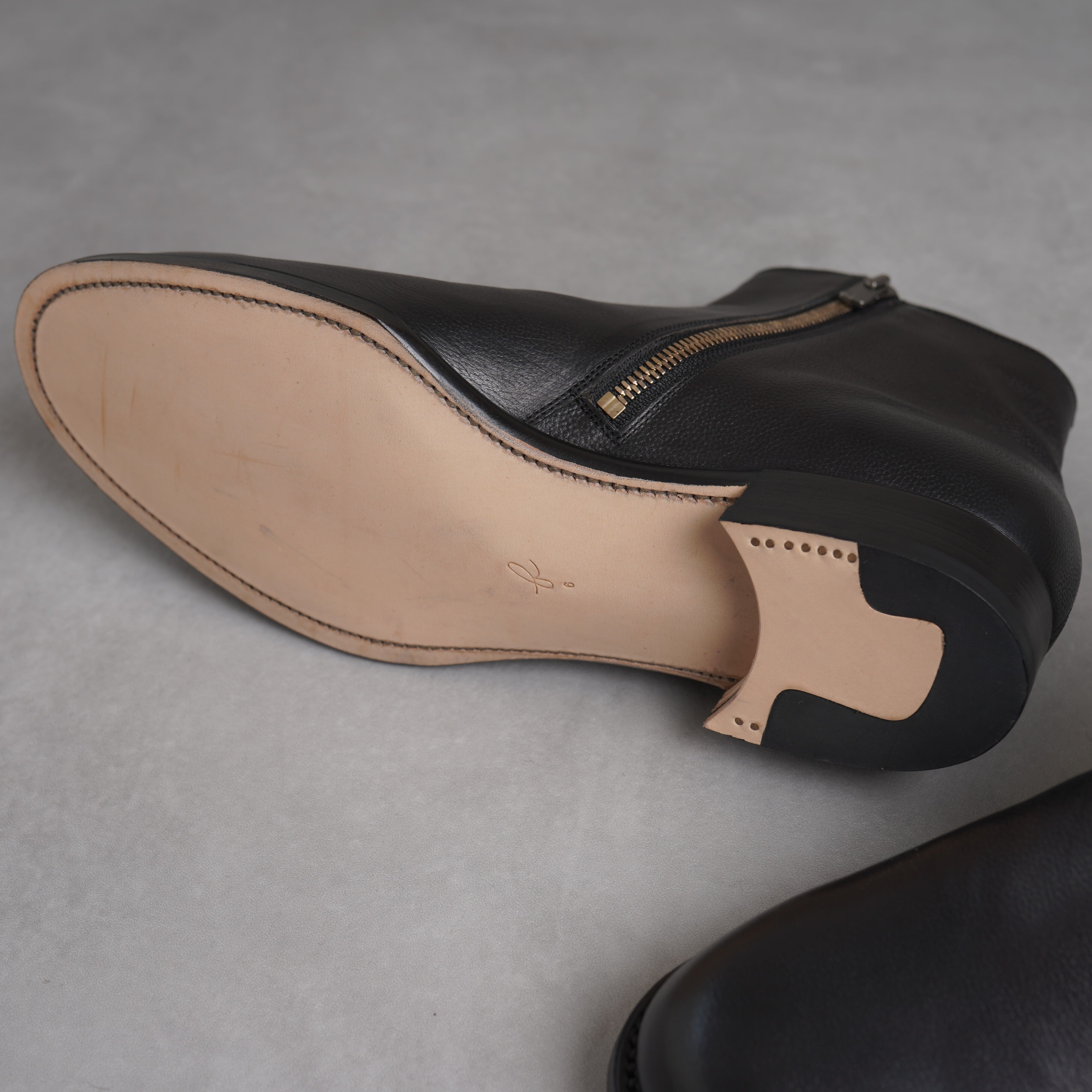 forme / MOLDER SIDE ZIP BOOTS “SIENA / BLACK” | suikazura