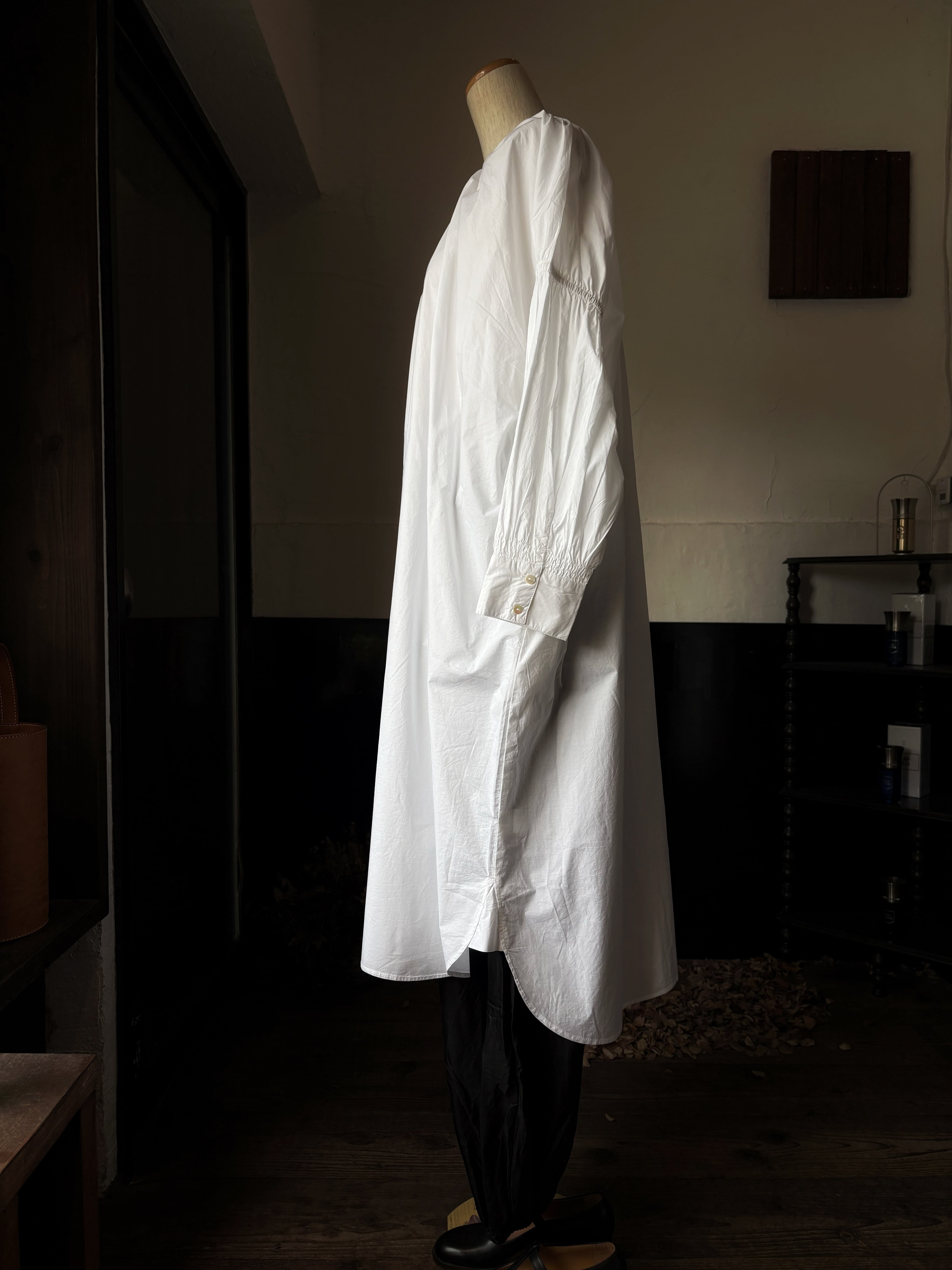 Pau thongvird HARIKA gather big shirt off white | TALE COCOON