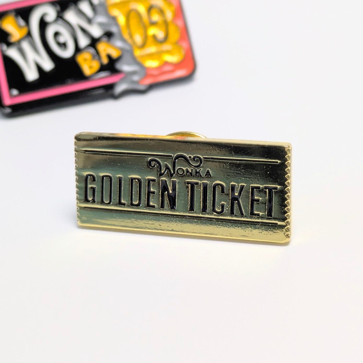 ♧ 送料無料! 【 Charlie and the Chocolate Factory / チャーリーとチョコレート工場 】WONKA ( ウォンカ ) チョコ&ゴールデンチケット / PINS 2Pセット / ピンバッジ / ピンズ 〚アメリカン雑貨 アメトイ〛