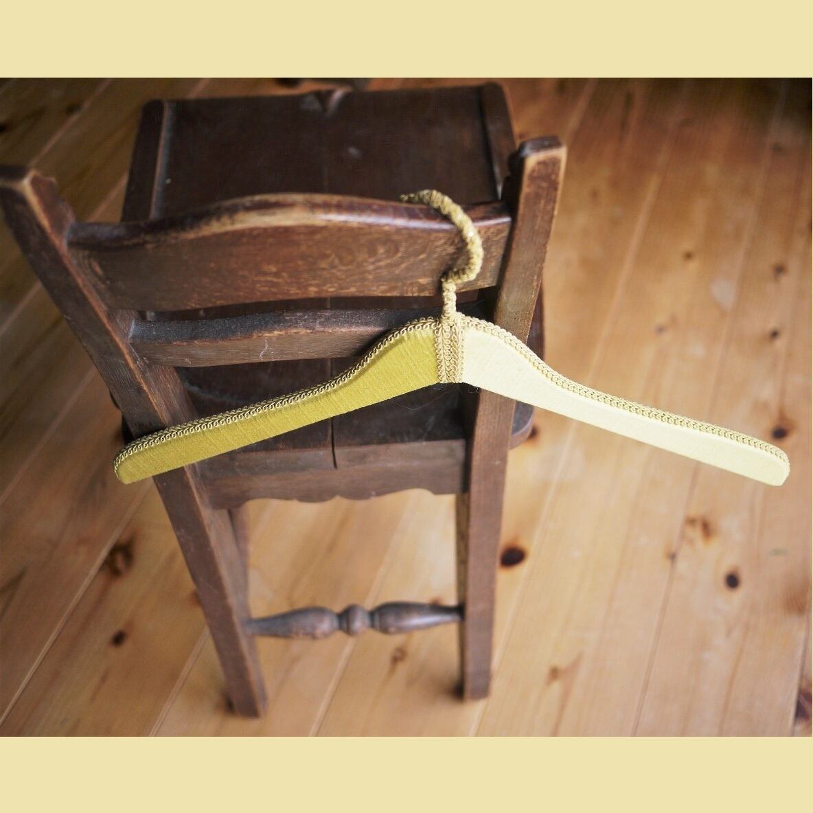ドイツヴィンテージ ファブリックハンガー Gelber Kleiderbügel