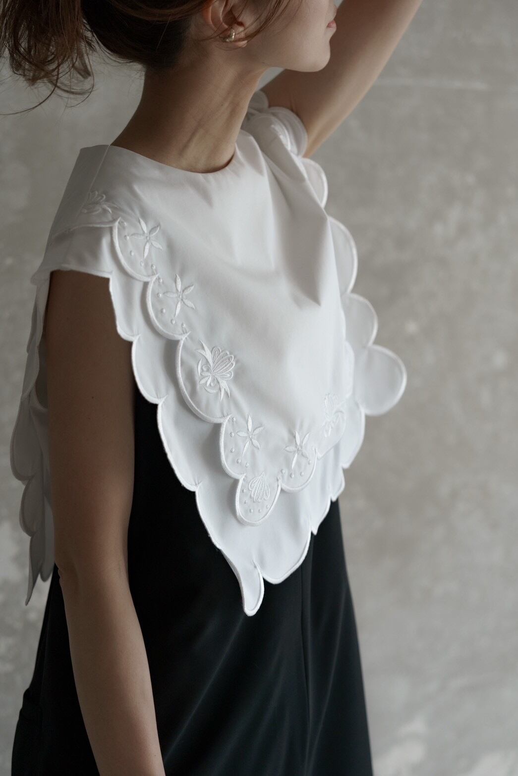 embroidery scallop blouse(white)ご注文から1週間前後で発送 | roughlow