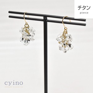 透明チェコビーズの花ピアス / no.432-透明short [チタンピアス]