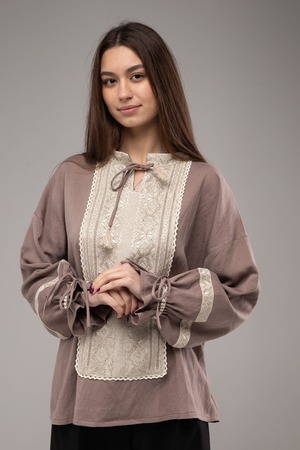 ウクライナ刺繍ヴィシヴァンカ　シルク手刺繍　麻　レディース・フリーサイズ