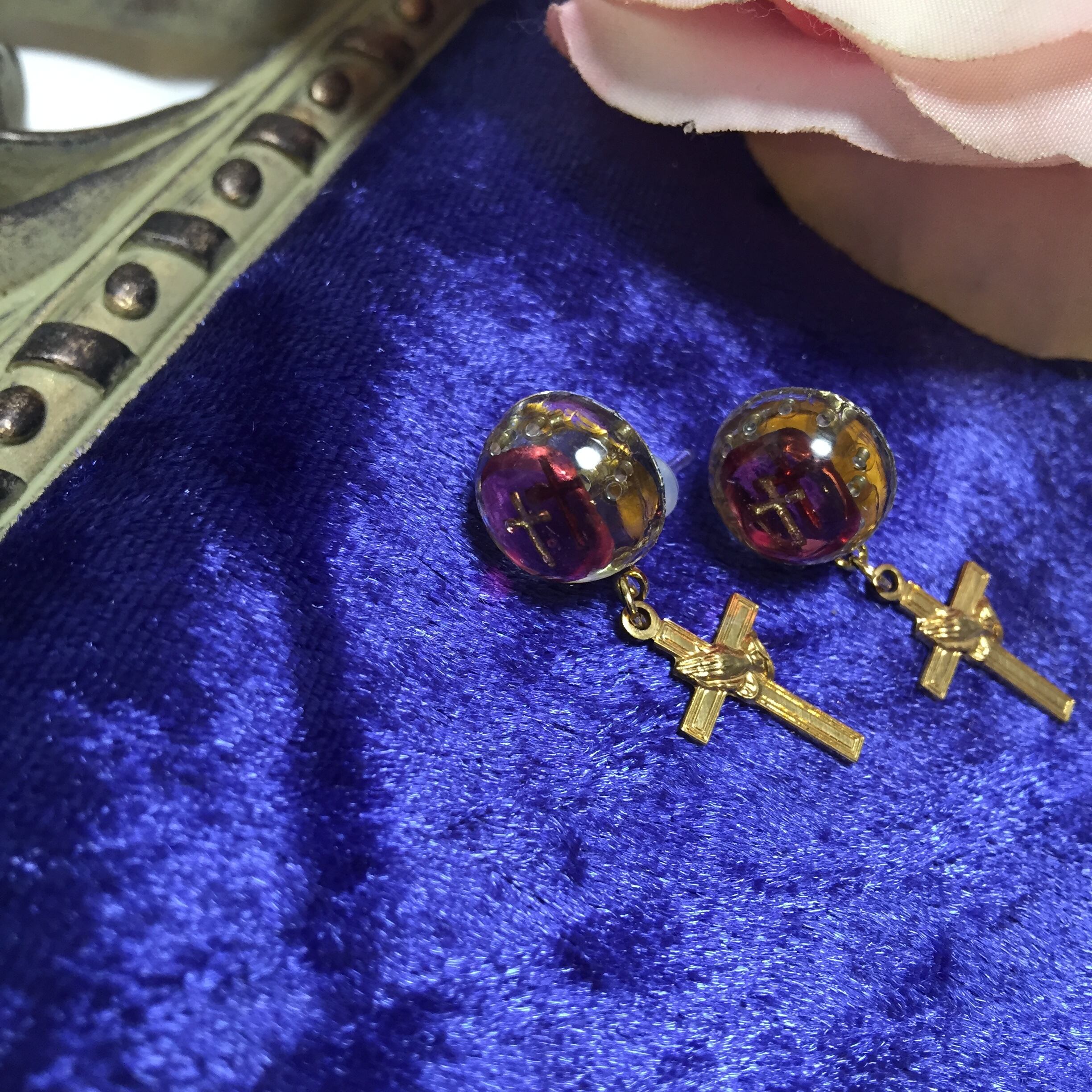 ミニクロスとヴィンテージカボジョンのピアス | Snder・devee 