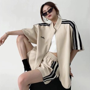 セットアップ ハーフパンツ ジャケット レディース 2点セット 上下セット ツーピース サイドライン トラックジャケット 半袖 五分袖 スポーティー ロゴ ワンポイント ジップ メンズライク ビッグシルエット 襟付き ショートパンツ オシャレ シンプル きちんと感 可愛い キレイめ 上品 モード ハンサム マニッシュ カジュアル 春 夏 秋 冬 デイリー おでかけ 仕事 オンオフ兼用 公園コーデ アウトドア 普段着 スマート 細見え スタイルアップ 動きやすい ゆったり 体型カバー ブラック カーキ