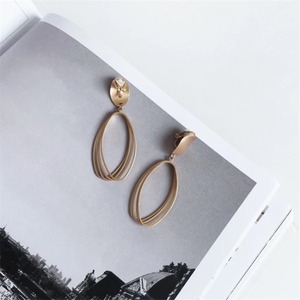 New : Mat gold clip earrings