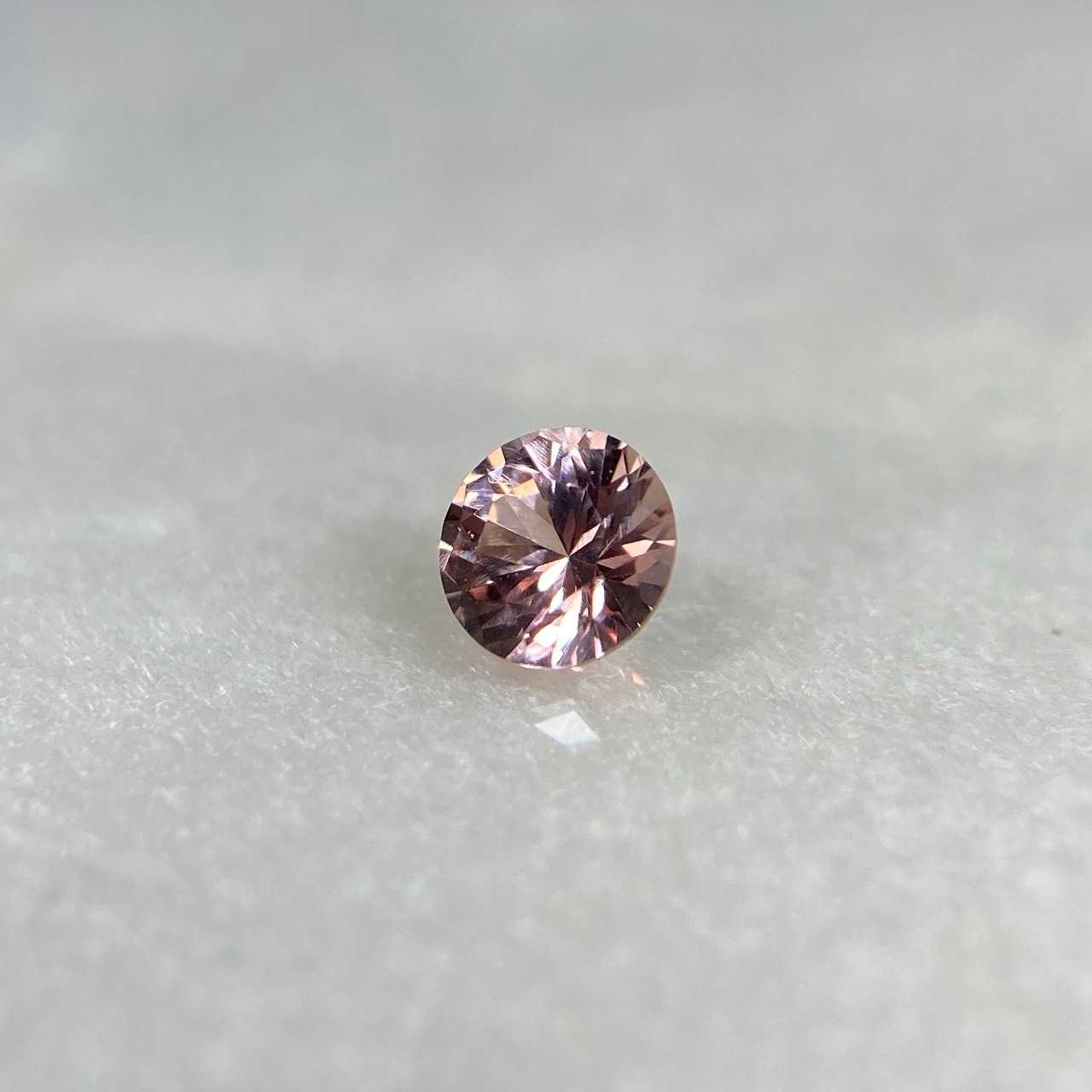 丸いスピネル  約3.3mm*2.2mm r-0347