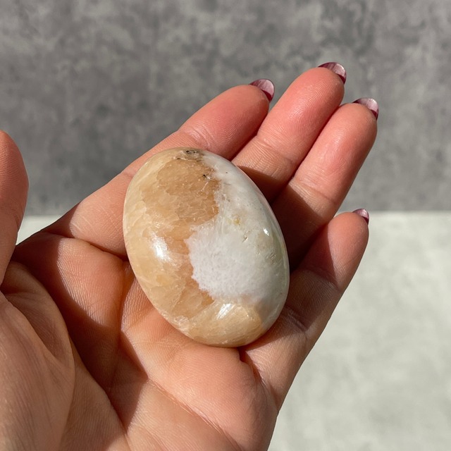 インド産【スコレサイト×スティルバイト】パームストーン ① 握り石｜鉱物 天然石 パワーストーン